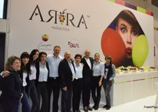 The familiy Karniel with employees at promoting the Arra grapes